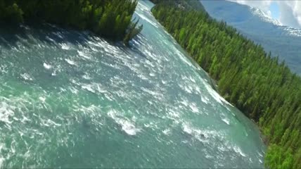 新疆阿勒泰湖美丽景色喘急流水湖水川流不息