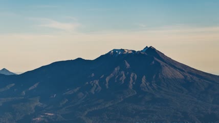 美丽壮观的火山爆发蘑菇云