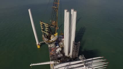 海上风力发电安装施工视频素材
