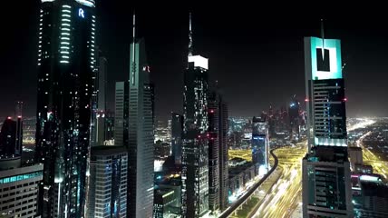夜晚高楼间公路车流