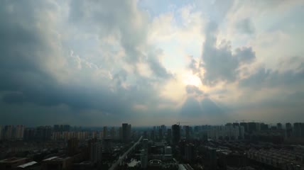 城市上空的乌云遮日实拍