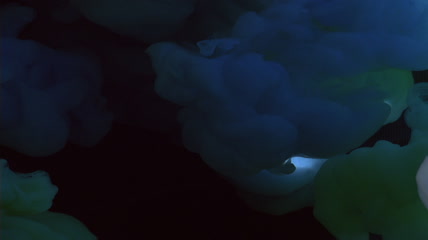 黑暗中多彩云雾运动视频素材
