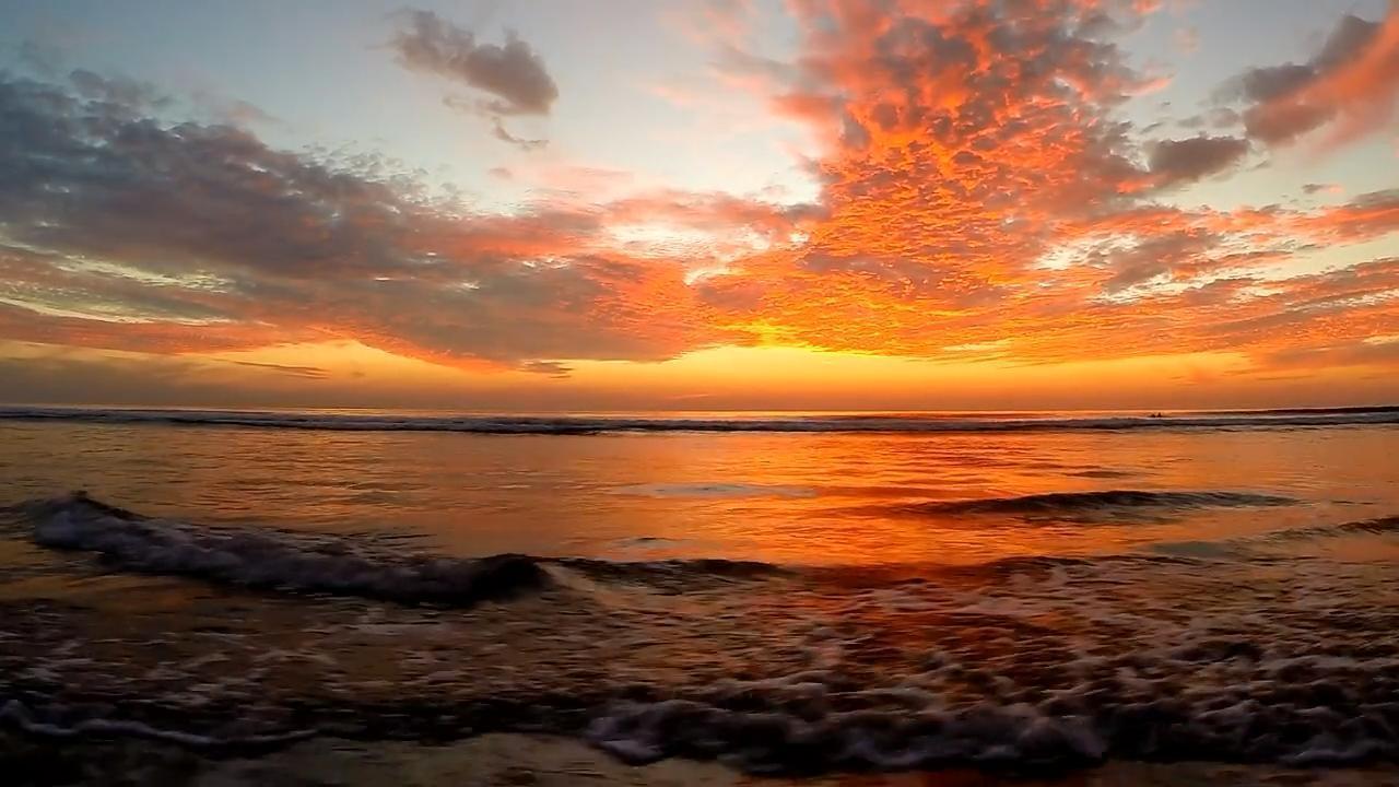 唯美海岸风光层层浪花拍打
