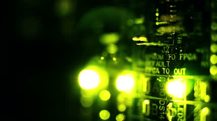 电路板荧光绿灯泡闪烁